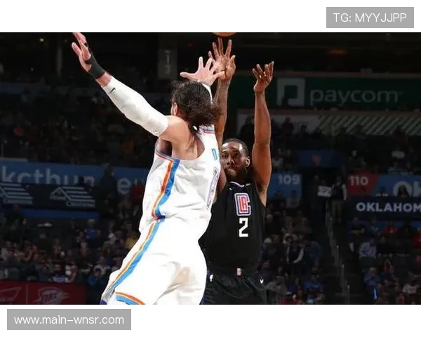 莱昂纳德2抢断展现防守功力 快船锋线机器般精准